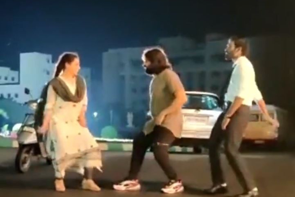 மேகம் கருக்காதா பாடலின் அன்சீன் காட்சி! வாவ்..செம்ம க்யூட் ரியக்சன் - வைரலாகும் வீடியோ | Jani Master Shares Megham Karukatha Bts Video
