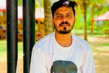 போராட்டக்களத்தில் கண்ணீர் புகைக்குண்டு வீச்சால் இளைஞனுக்கு நேர்ந்த கதி!