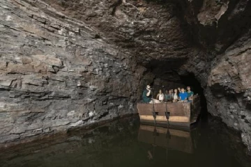 குகைக்குள் சுற்றுலா படகு கவிழ்ந்து விபத்து: பலர் மருத்துவமனையில்