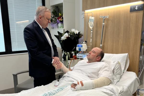 போண்டி கடற்கரை அசம்பாவிதம்; மடக்கி பிடித்தவரை நேரில் சென்று பாராட்டிய பிரதமர்! | Bondi Beach Incident Pm Visit Apprehended Hero போண்டி கடற்கரை அசம்பாவிதம்; மடக்கி பிடித்தவரை நேரில் சென்று பாராட்டிய பிரதமர்! | Bondi Beach Incident Pm Visit Apprehended Hero