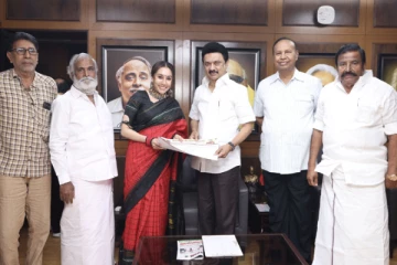 பிரபல நடிகர் சத்யராஜின் மகள் திவ்யா திமுக கட்சியில் இணைந்தார்