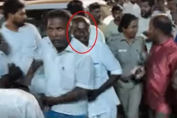 ஓபிஎஸ் மாநாட்டில் கத்தியுடன் புகுந்த நபர் - கூட்டம் கூடியதால் பரபரப்பு