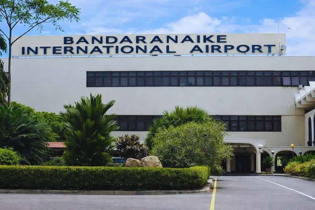 கட்டுநாயக்க விமான நிலையத்தில் நாடகமாடிய பெண் கைது | Women Arrested In Katunayake Airport கட்டுநாயக்க விமான நிலையத்தில் நாடகமாடிய பெண் கைது | Women Arrested In Katunayake Airport