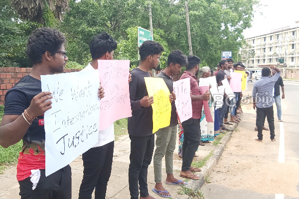 வெடுக்குநாறி ஆலய பூசாரி, நிர்வாக உறுப்பினரின் கைதைக் கண்டித்து வவுனியாவில் ஆர்ப்பாட்டம் | Vedukunari Adilingeswarar Temple Issue