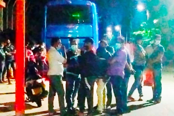 பயணத்தடையை மீறி பயணித்த பேருந்துகள் மடக்கிப் பிடிப்பு