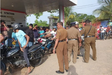 பொலிஸாரின் தலையீட்டினால் கடமையிலிருந்து விலகிய பிரதேச செயலக அதிகாரிகள் (Video)