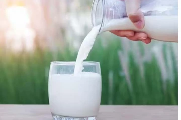 பாலுடன் இந்த உணவுகளை சேர்த்து சாப்பிடாதீங்க. விளைவு பயங்கரம்.