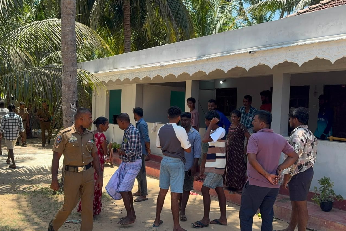 முல்லைதீவில் 25 பேர் கொண்ட கும்பல் அட்டகாசம்: இரு பெண்கள் உட்பட ஐவர் காயம் | Attack Inside A House In Mullaitivu