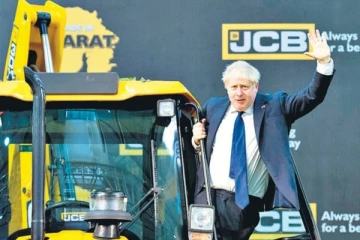 ஜேசிபி வண்டியில் ஏறி போஸ் கொடுத்த போரிஸ் ஜான்சன்! இந்தியாவில் சர்ச்சையை கிளப்பிய சம்பவம்