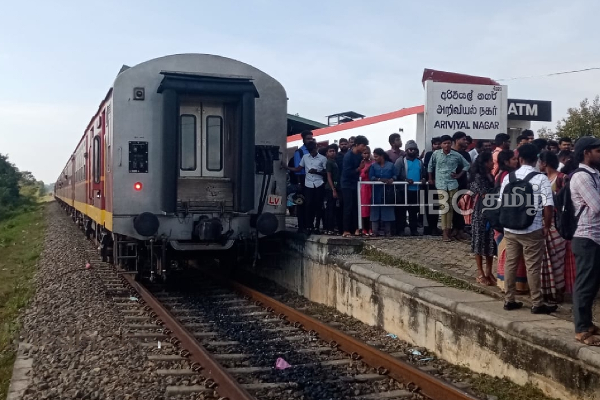 அரச பேருந்தை மோதித் தள்ளிய தொடருந்து - கிளிநொச்சியில் கோர விபத்து (படங்கள்) | Train Collides With Government Bus அரச பேருந்தை மோதித் தள்ளிய தொடருந்து - கிளிநொச்சியில் கோர விபத்து (படங்கள்) | Train Collides With Government Bus