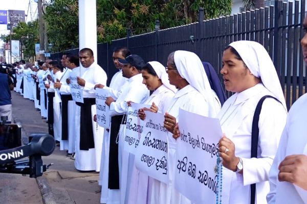 அருட்தந்தை தாக்கப்பட்டமைக்கு கவனயீர்ப்பு ஆர்ப்பாட்டம் | A Protest Was Held To Draw Attention Attack Priest