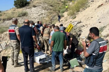 சாலையை விட்டு விலகி கவிழ்ந்த பேருந்து..7 பேர் பலியான சோகம்