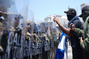 சட்டவிரோத குடியேற்றம் ; லொஸ் ஏஞ்சல்ஸில் குவிக்கப்பட்ட கடற்படை