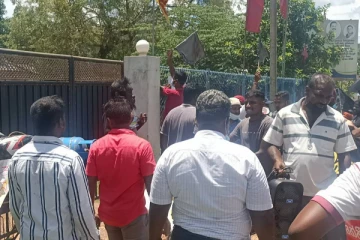 இராஜாங்க அமைச்சர் மஸ்தானை பதவி விலகுமாறு கோரி வவுனியா அலுவலகம் முற்றுகை (Video)