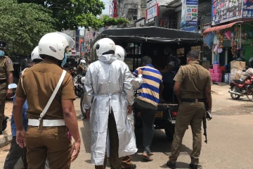 நீதிபதியை அவமதித்த குற்றச்சாட்டில் மூவர் கைது