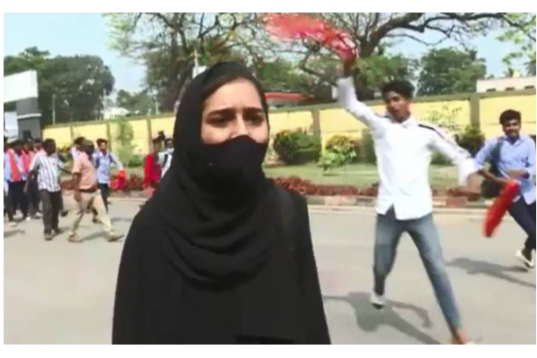 'ஜெய் ஸ்ரீராம்' என முழக்கமிட்டவர்களை தனியாக எதிர்கொண்ட மாணவி முஸ்கான் ; 5 லட்சம் பரிசுத்தொகை அறிவித்தது ஜாமியத் - தமிழ்நாடு