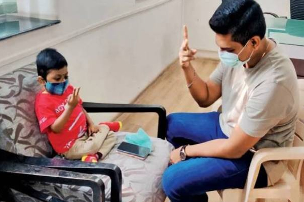தனது மகனுக்காக தன்னையே அர்ப்பணித்த பாசத் தந்தை! | A Loving Father Who Devoted Himself To His Son