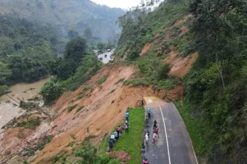 பதுளை - கொழும்பு வீதியில் பாரிய மண்சரிவு