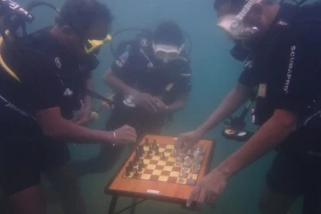 ஆழ் கடலில் செஸ் ஒலிம்பியாட் போட்டி: சாதனை