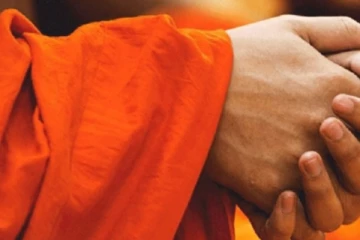 ප්‍රධාන පෙළේ තරු හෝටලයක සැප ගත්ත හිමිනම