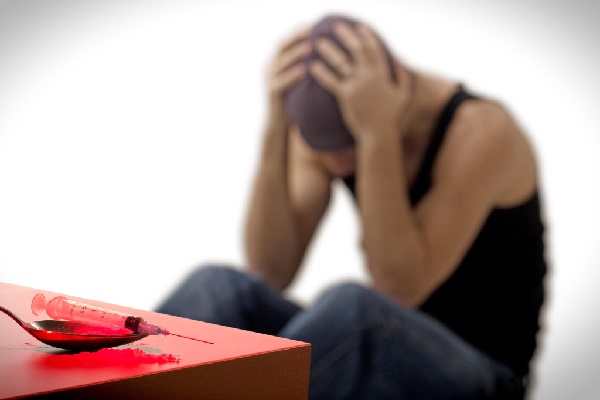 பாடசாலை மைதானத்தில் வைத்து மனைவியை கத்தியால் குத்திய கணவன் | Husband Stabbed His Wife In The School Grounds