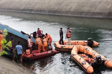 பயணிகளுடன் கால்வாய்க்குள் விழுந்து மூழ்கிய பேருந்து! 35 பேர் பலி: இந்தியாவில் நடந்த கோர சம்பவம்