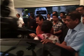 பாதுகாப்புடன்  வெளியேறிய மகிந்த!