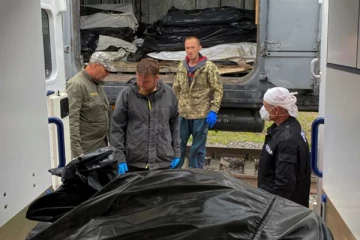 ரஷ்ய வீரர்களின் சடலங்களை  சேகரிக்கும் உக்ரைன் வீரர்கள்!