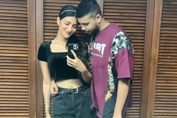 காதலருடன் நெருக்கமாக ஸ்ருதிஹாசன் வெளியிட்ட புகைப்படம்! இவ்வளவு மோசமாவா டிரஸ் பண்ணுவீங்க?