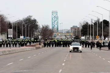 பாலத்தில் போராட்டத்தில் ஈடுபட்டவர்களை அதிரடியாக அகற்றிய கனேடிய பொலிசார்!