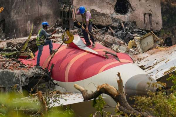 air india pilots leave after plane crash
