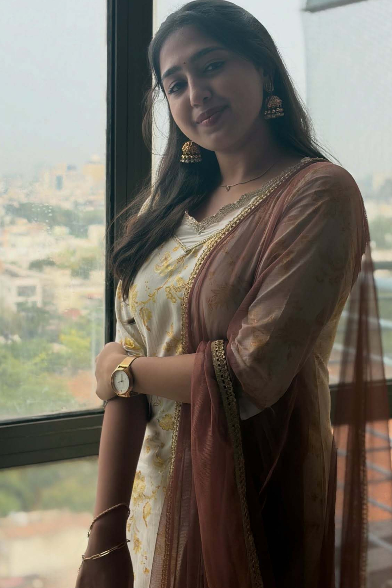 நடிகையாகும் தேவயானியின் மகள் பிரியங்கா.. வெளியிட்ட போட்டோஷுட்டைப் பாருங்க | Devayani Daughter Priyanka Photos Viral