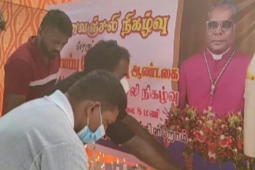 இராயப்பு யோசப் ஆண்டகையின் இறுதிப் பயணம்! வணிக நிலையங்களை மூடி அஞ்சலி செலுத்திய புதுக்குடியிருப்பு வணிகர்கள்