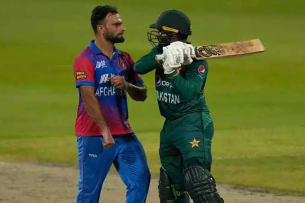 ஆப்கானிஸ்தான் பந்துவீச்சாளரை அடிக்க வந்த பாகிஸ்தான் வீரர்! | Pakistani Player Came To Hit Afghanistan Bowler