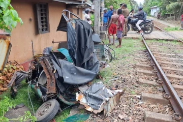 காலியில் தொடருந்துடன் முச்சக்கரவண்டி மோதி விபத்து: இருவர் பலி