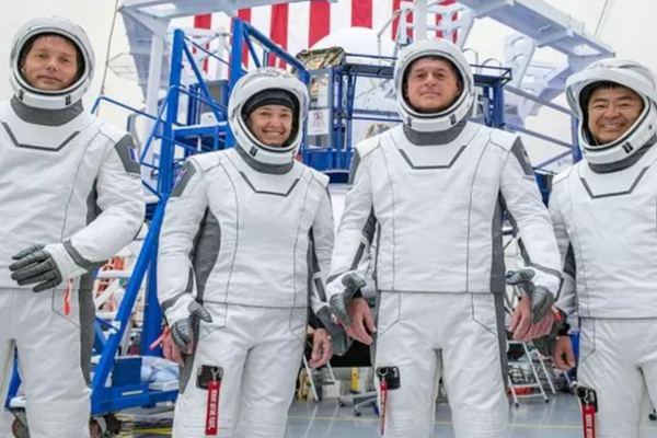 விண்வெளி சுற்றுலாவில் பூமியை சுற்றிவரும் 4 பேர் - ஆச்சர்ய அனுபவங்கள் | Space X Rocket 4 Member Tour In Space Round Earth