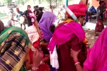 ஒரே மணமேடையில் 3 பெண்களை திருமணம் செய்து கொண்ட நபர்!