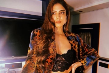 உச்சகட்ட கவர்ச்சி உடையில் மாளவிகா மோகனன்! - போட்டோஷூட் ஸ்டில்கள்