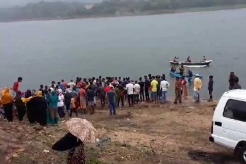 நீரில் மூழ்கிய இளம் தம்பதி : காப்பாற்ற சென்ற பிரதேசவாசி : பின்னர் நடந்த துயரம்