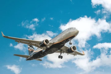 omicron பரவலால் உலகம் முழுவதும் 3,400 விமான சேவை ரத்து! பல ஆயிரம் கோடி ரூபாய் வருவாய் இழப்பு