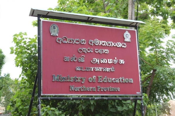 யாழில் பாடசாலை மாணவர்களுக்காகவும் சமூகத்திற்க்காகவும் களமிறங்கிய கல்வி அமைச்சின் செயலாளர்! | The Secretary Ministry Of Education Came Forward