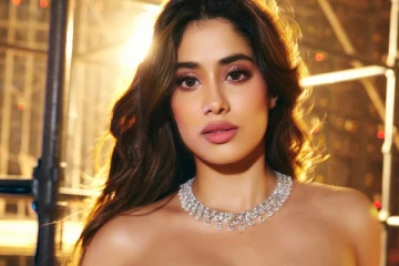 பொது இடத்துக்கு இப்படியேவா வருவீங்க.. உடையால் முகம்சுளிக்க வைத்த ஜான்வி கபூர்