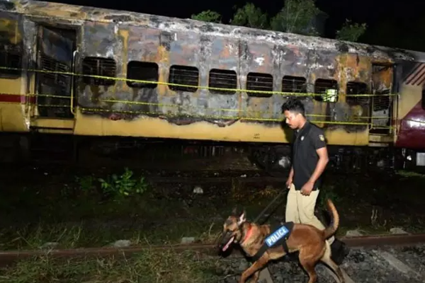 passanger-train-fire-accident-in-kerala passanger-train-fire-accident-in-kerala