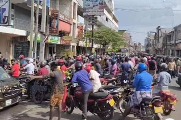 யாழிலுள்ள எரிபொருள் நிரப்பு நிலையமொன்றில் ஏற்பட்ட குழப்பம்! | Jaffna Fuel Station Peoples Crowed Restlessness