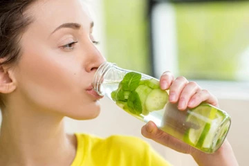 வீட்டிலேயே Detox Drink தயாரிக்கலாம்! உடல் எடையும் கடகடவென குறையும்