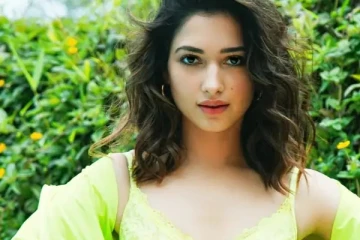 தமன்னா இப்படி ஒரு சேலையில் கோவிலுக்கு சென்றாரா.. முகம்சுளித்த நெட்டிசன்கள்