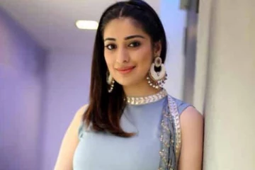 நீச்சல் குளத்தில் நடிகை ராய் லட்சுமி வெளியிட்ட புகைப்படம்- யாருடன் இருக்கிறார் பாருங்க