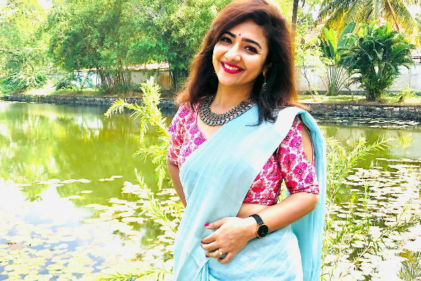 போதைக்கு அடிமையாகி வீட்டிலேயே பார் வைத்திருக்கும் சீரியல் நடிகை! வீடியோவால் ரசிகர்கள் அதிர்ச்சி | Serial Actress Priya Prince Liquor Bar In Home