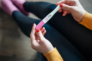 பிரித்தானியாவில் கருக்கலைப்பதற்காக விஷம் வாங்கிய இளம் தாயார்: வெளிவரும் அதிர்ச்சி சம்பவம்