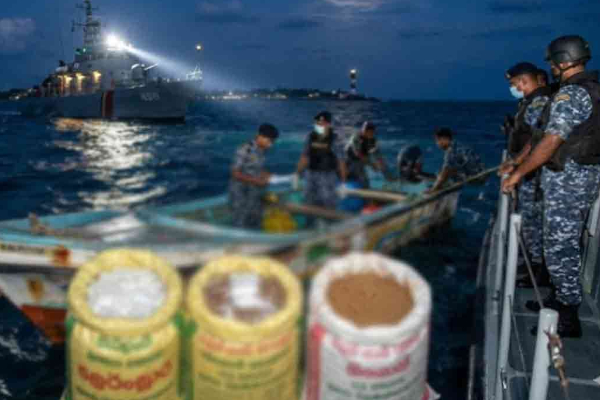 கற்பிட்டி கடற்பரப்பில் போதைப்பொருட்களுடன் படகு பறிமுதல் | Sl Navy Seized Boat With Drugs In Kalpitiya Waters கற்பிட்டி கடற்பரப்பில் போதைப்பொருட்களுடன் படகு பறிமுதல் | Sl Navy Seized Boat With Drugs In Kalpitiya Waters